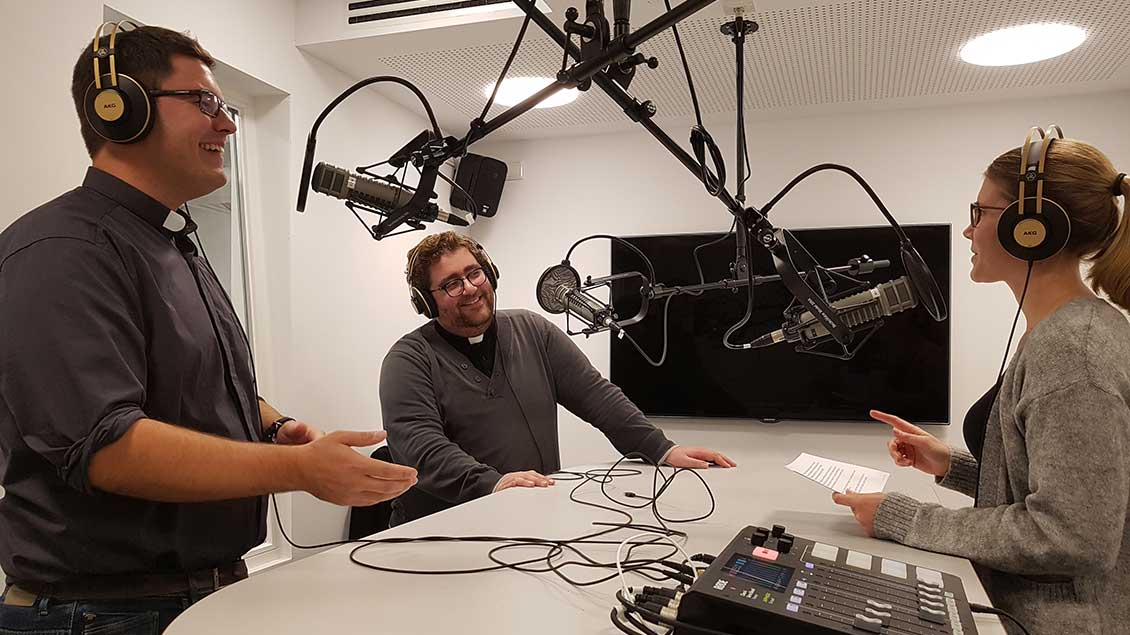 Redakteurin Ann-Christin Ladermann spricht mit Ralf Meyer (links) und Christoph Hendrix