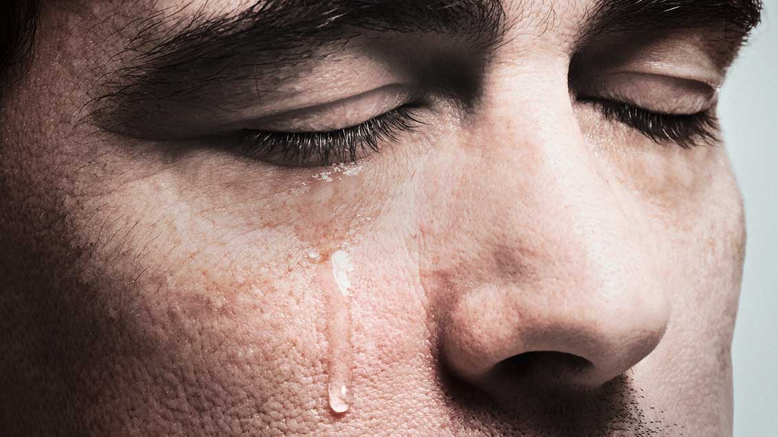 Ein Mann mit Tränen