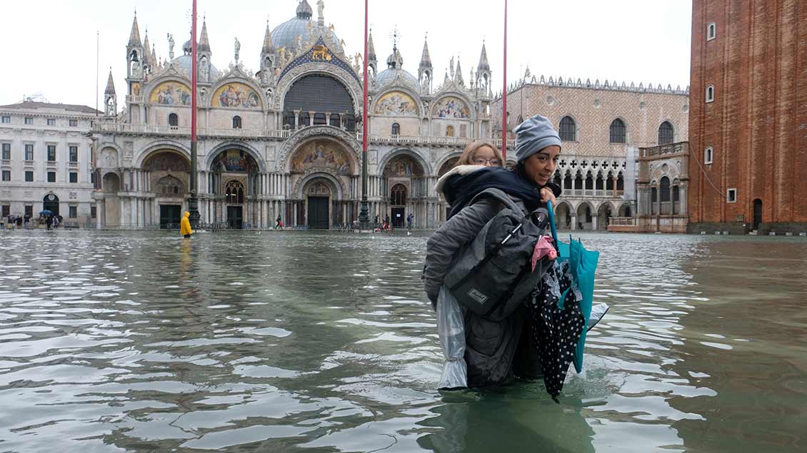 Hochwasser auf dem Markusplatz vor dem Markusdom in Venedig