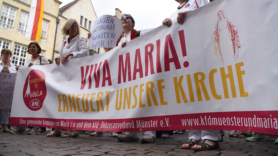Frauen demonstrieren mit einem Banner für die Bewegung Maria 2.0