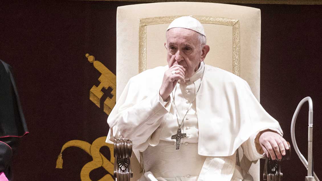 Papst Franziskus sitzt nachdenklich auf seinem Stuhl
