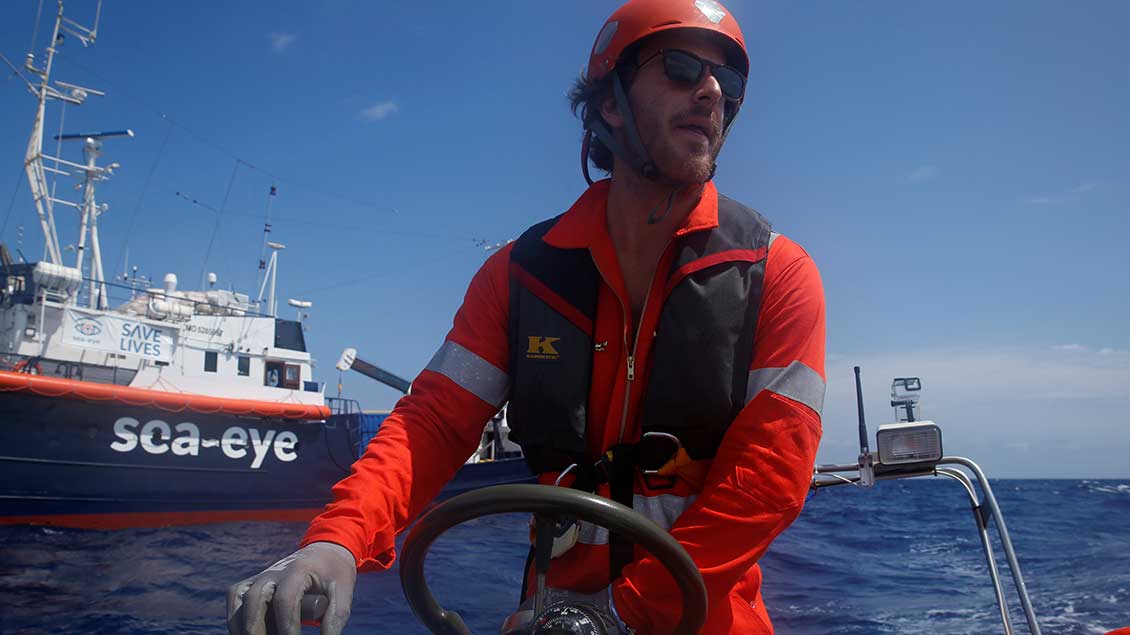 Crew-Mitglied der „Alan Kurdi“ bei einer Übung auf dem Mittelmeer.