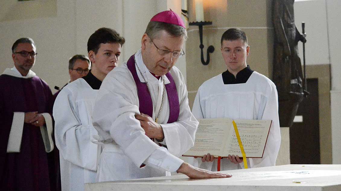 Weihbischof Stefan Zekorn salbt den Altar