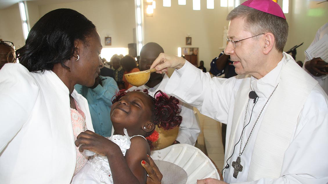 Weihbischof Stefan Zekorn bei der Taufe in Mauretanien.