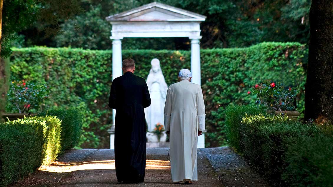 Benedikt XVI. und Georg Gänswein beim Spaziergang im Vatikan