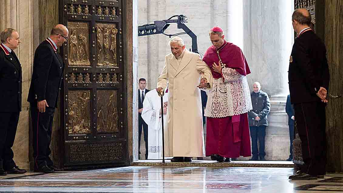 Der emeritierte Papst Benedikt XVI., gestützt von Erzbischof Georg Genswein
