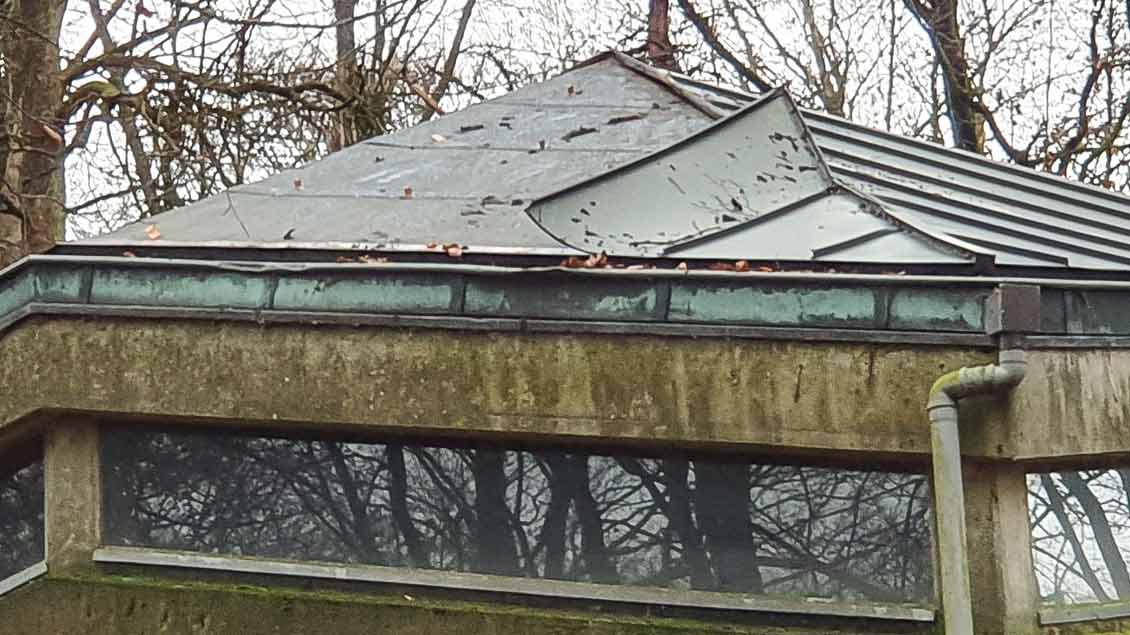 Oben rechts fehlt das Kupfer auf dem Dach der Bruder-Klaus-Kapelle Dörenthe.
