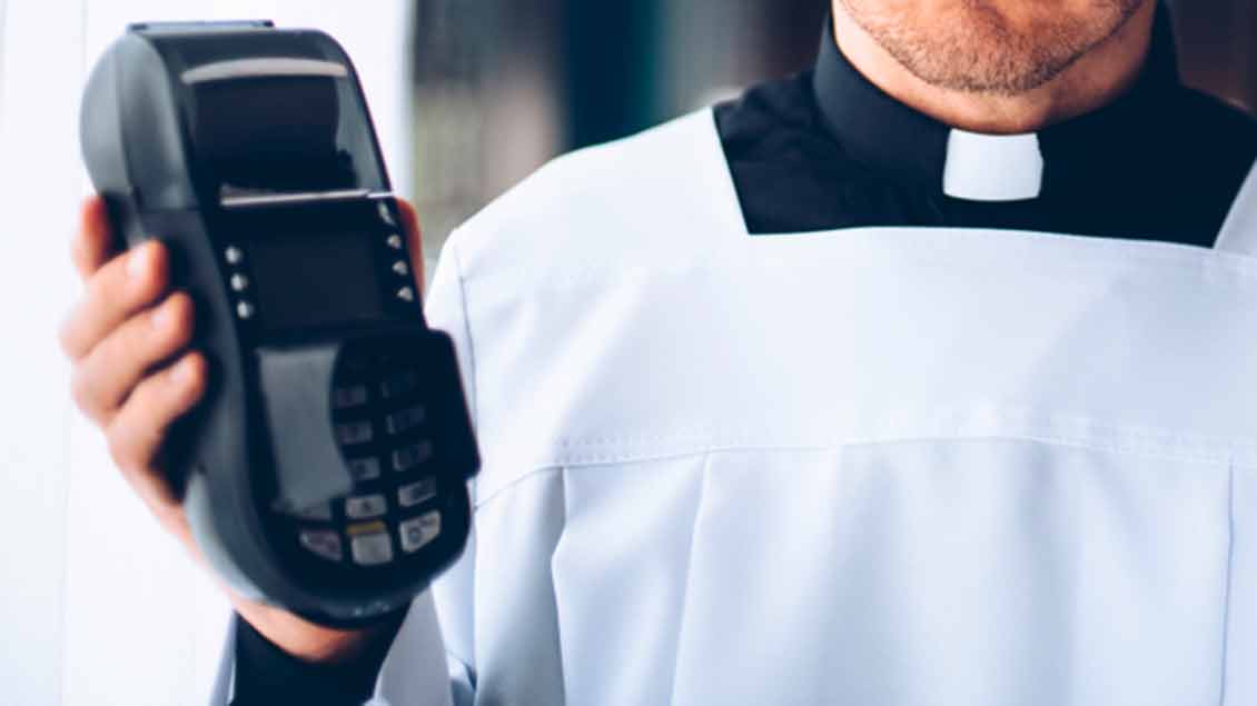Priester mit Kreditkartenlesegerät
