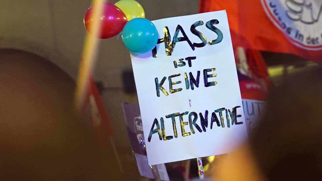 Protestschild: "Hass ist keine Alternative"