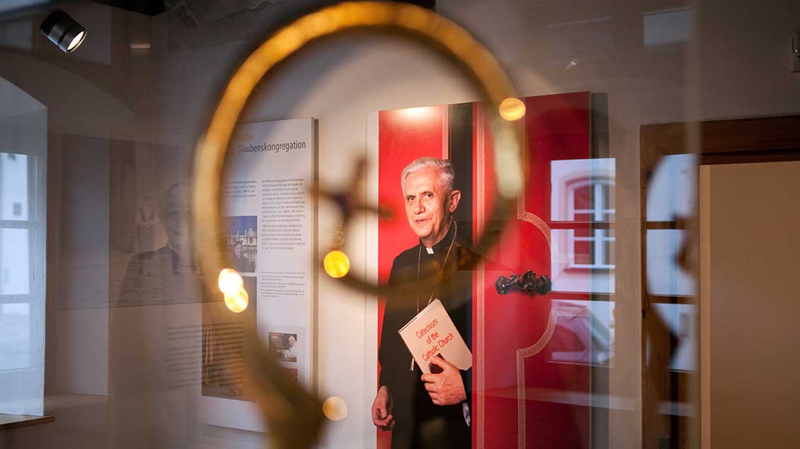 Foto von Joseph Ratzinger in einer Ausstellung