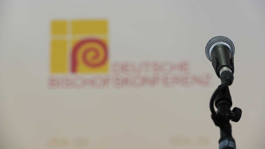 Mikrofon vor Logo der Deutschen Bischofskonferenz