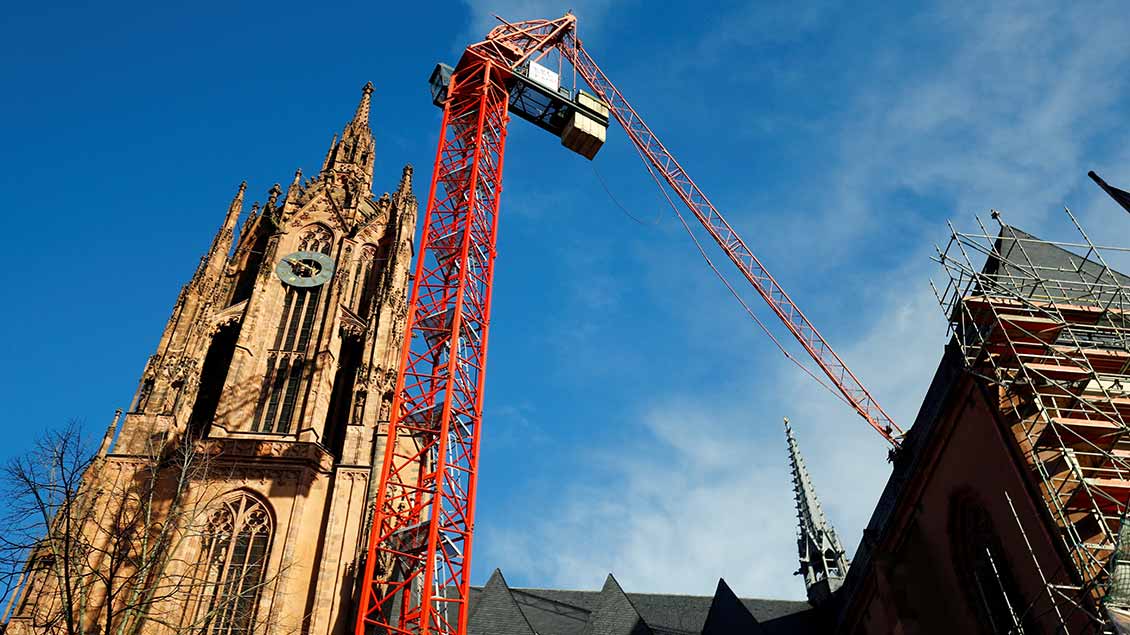 Frankfurter Dom mit abgeknicktem Ausleger eines Baukrans