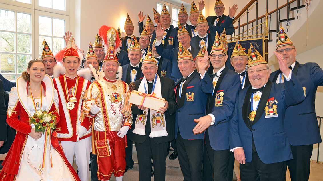 Bischof Felix Genn mit Karnevalisten