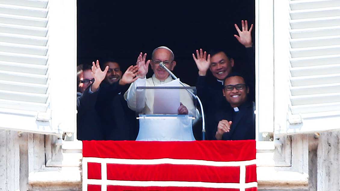 Papst mit Neupriestern