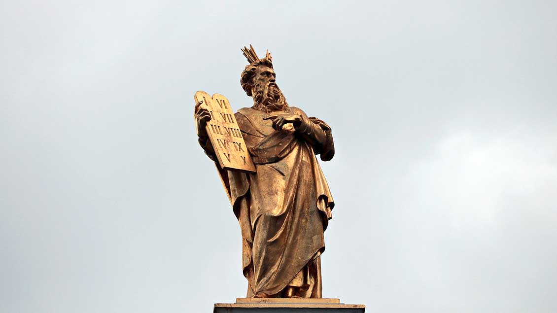 Moses-Statue mit den Tafeln der Zehn Gebote.