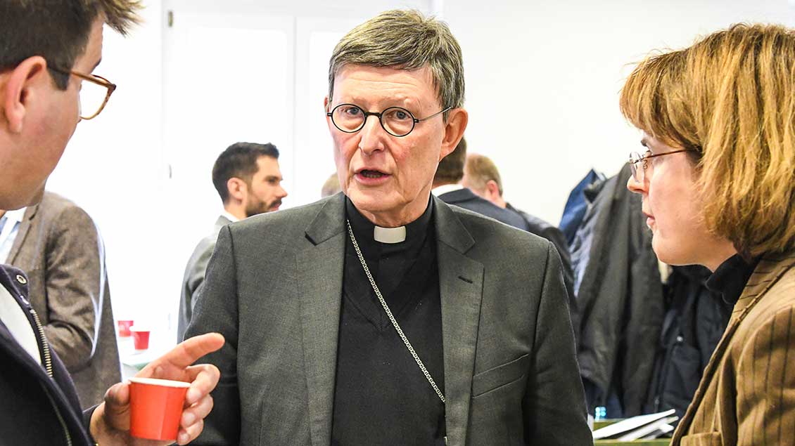 Kardinal Rainer Maria Woelki, Erzbischof von Köln, im Gespräch mit Teilnehmern bei den Beratungen der Synodalversammlung.