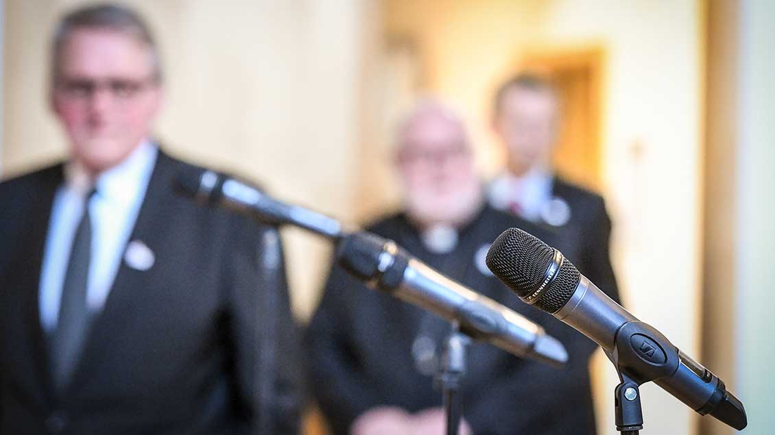 Mikrofone im Vordergrund, dahinter ZDK-Präsident Thomas Sternberg und DBK-Vorsitzender Reinhard Marx.