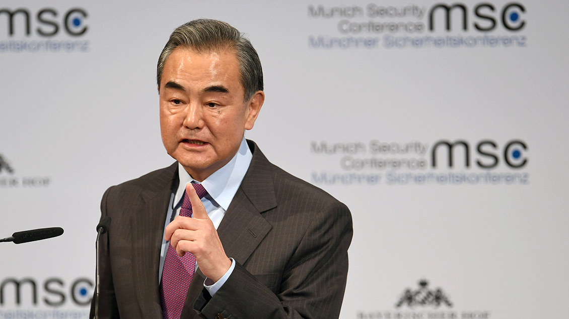 Der chinesischer Außenminister Wang Yi spricht am Mikrofon auf der Sicherheitskonferenz in München.