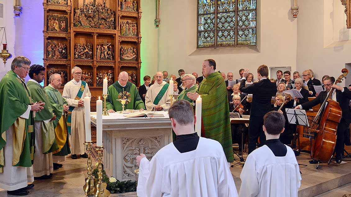 Am Altar in der Sankt-Lambertus-Kirche in Hoetmar feiert Bishof Felix Genn mit anderen Geistlicchen die Eucharistie.