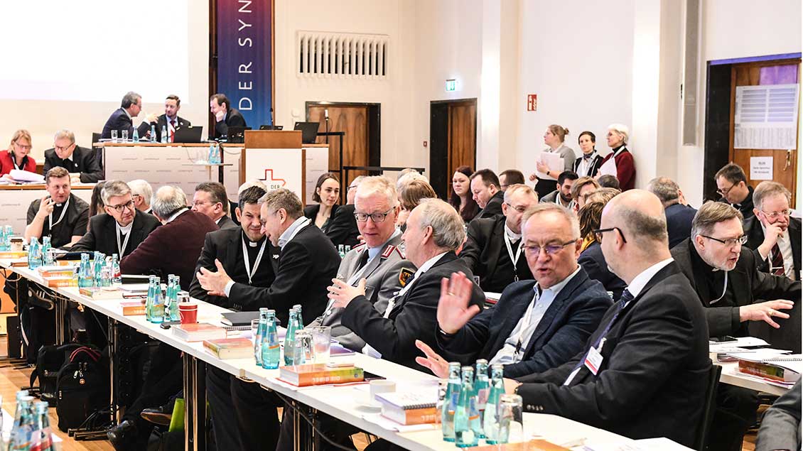 Gespräche während der Synodalversammlung in Frankfurt.