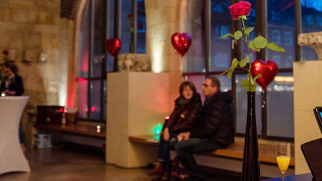 Ein Rose steht in einer Vase in der Vorhalle der Jakobikirche in Coesfeld.