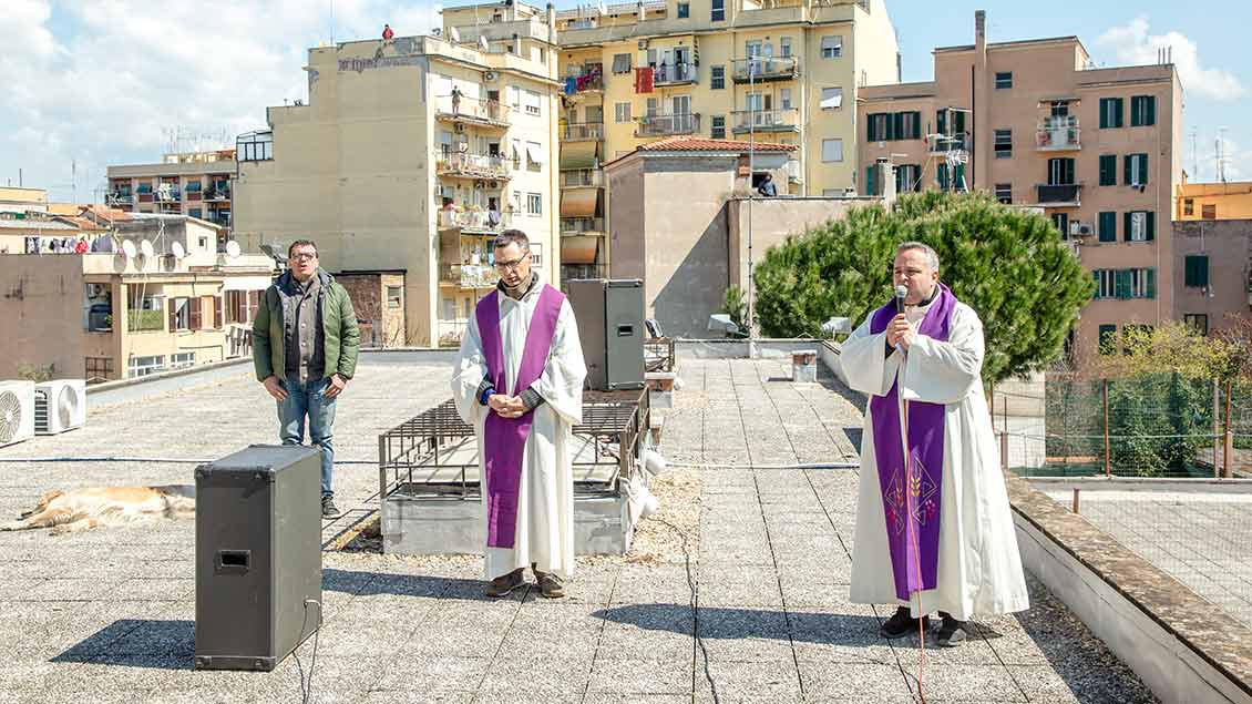 Zwei Priester feiern in Rom Gottesdienst auf dem Dach
