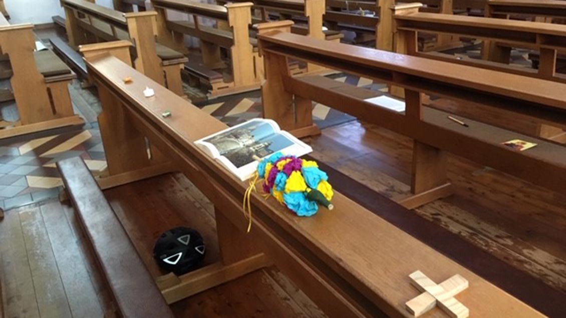 Die Kirche St. Margaretha ist wegen der Corona-Krise leer beim täglichen Gottesdienst. Aber Gläubige haben Symbole für ihre Anwesenheit hinterlassen, von Büchern bis zu Werkzeugen. | Foto: Annette Richter