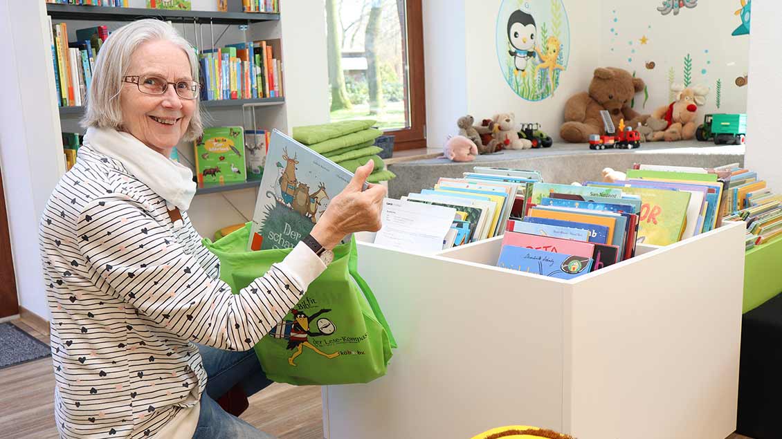 Bücherei-Leiterin Ulla Moormann packt ein Buchpaket.