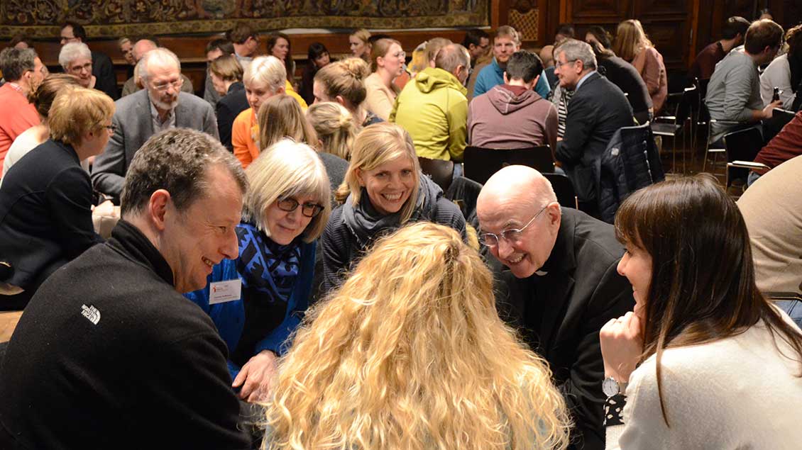 Bischof Felix Genn diskutiert mit Religionslehrern