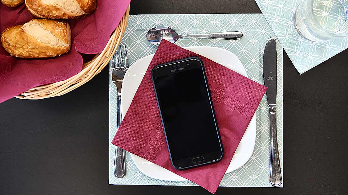 Ein Smartphone auf einem Teller.