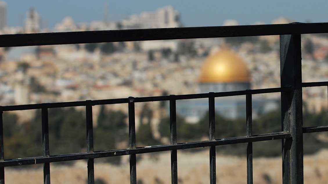 Blick durch Zaun auf Jerusalem