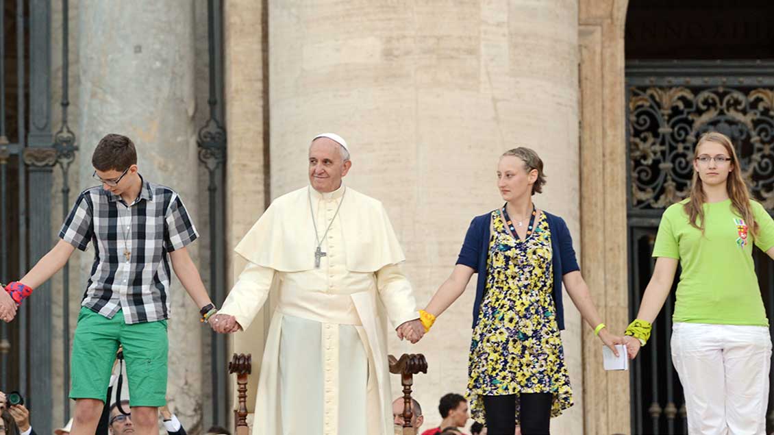 Papst mit Jugendlichen