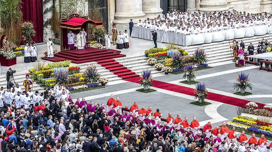 Zur Ostermesse mit Papst Franziskus am 21. April 2019 ist der Petersplatz mit Blumen und Pflanzen im Vatikan geschmückt.