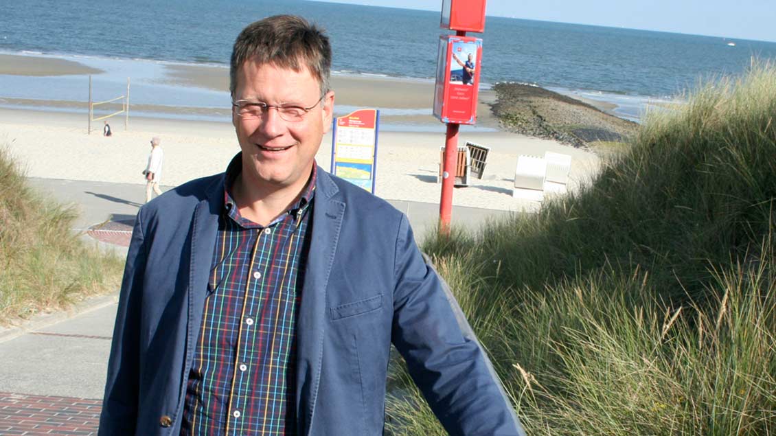 Pfarrer Schlotmann am Strand von Wangerooge.