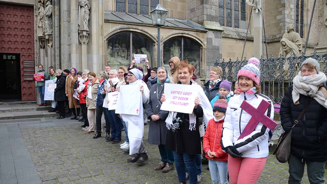 Frauen demonstrieren vor Xantener Dom