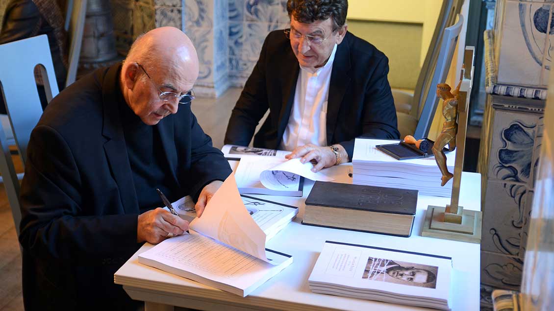 Bischof Felix Genn (links) und Pater Alfred Bell unterschrieben die Dokumente des Seligsprechungsverfahrens für den Klever Diplomaten Wilhelm Frede, die nun nach Rom geschickt werden.
