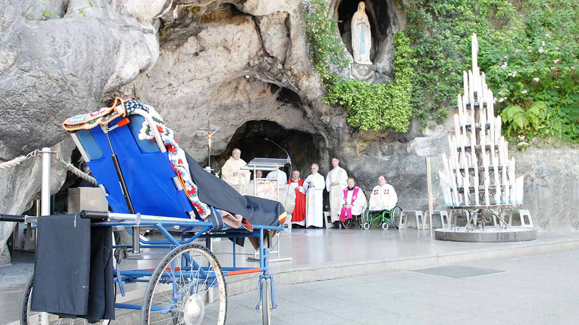 Vor der Erscheinungsgrotte in Lourdes wird ein Gottesdienst für Menschen mit Behinderung gefeiert.