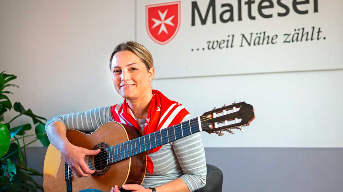 Eva Leistra mit einer Gitarre
