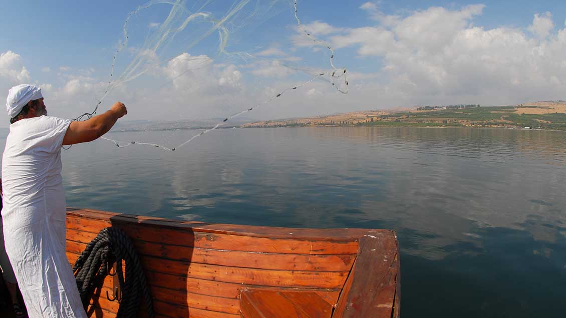 Ein Fischer am See Genezareth.