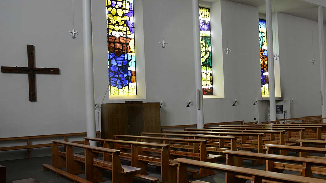 Leere Kirche mit lichtstrahlenden Fenstern