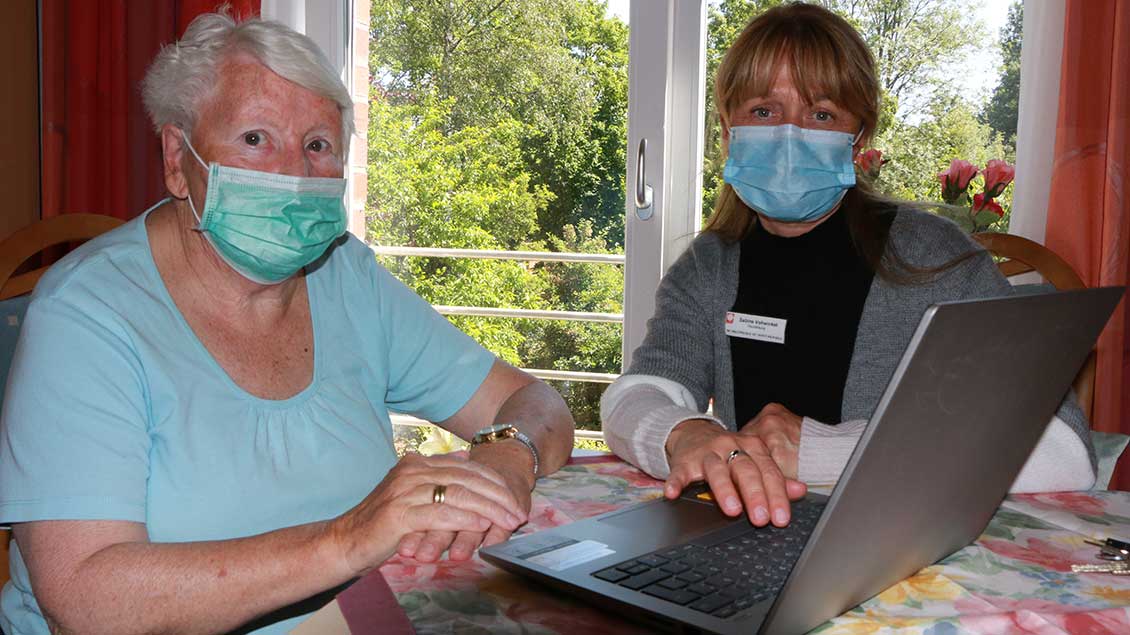 Heimbewohnerin Wilma Schilling und Heimleiterin Sabine Vohwinkel beim Videochat an einem Laptop.