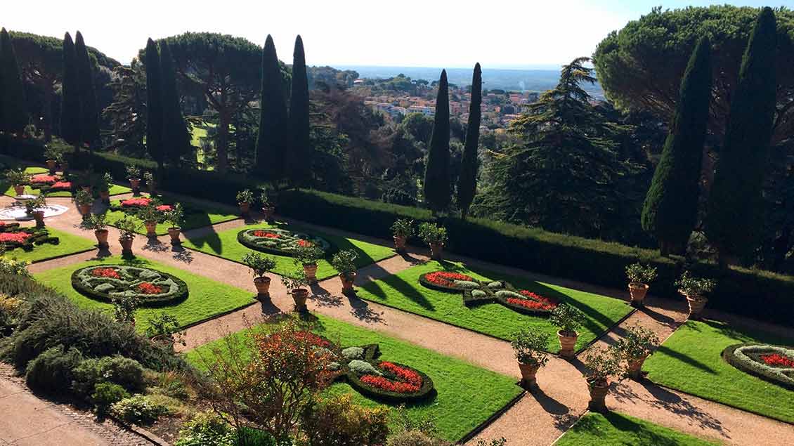 Blick von Castel Gandolfo über die päpstlichen Gärten 