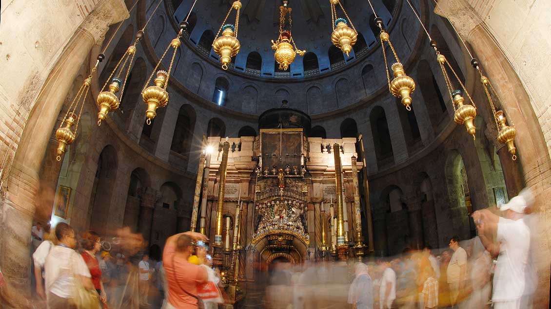 In der Grabeskirche in Jerusalem drängen sich Touristen um die Grabelege Jesu.