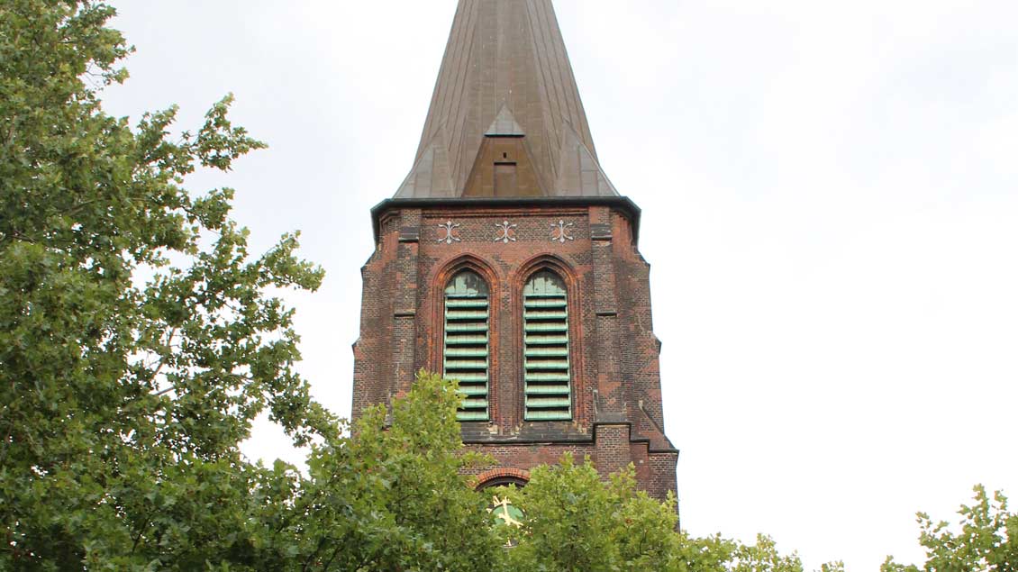 Der Kirchturm von Sankt Barbara in Herten.