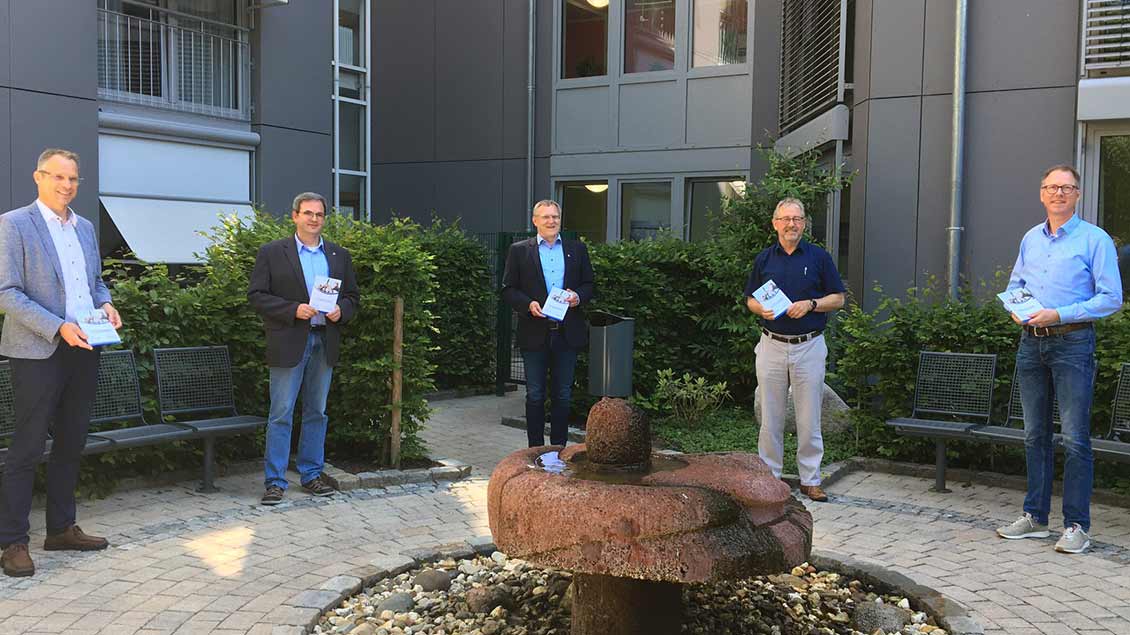 Pflegedienstleiter Aloys Freese und Stiftungsvorstand Matthias Hermeling haben ein Corona-Ethikkonzept für oldenburgische Altenheime vorgestellt