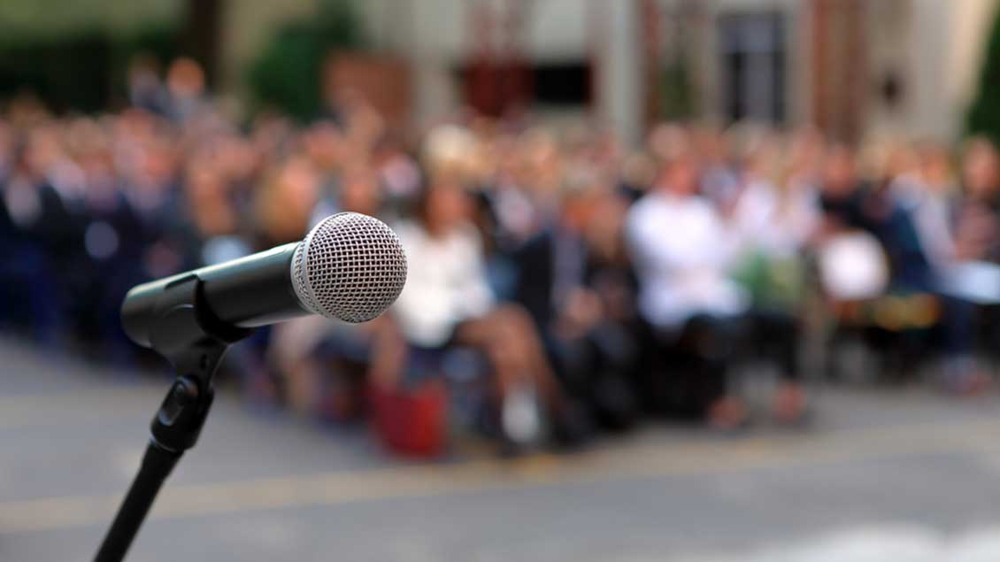 Mikrofon vor Zuhörerschaft