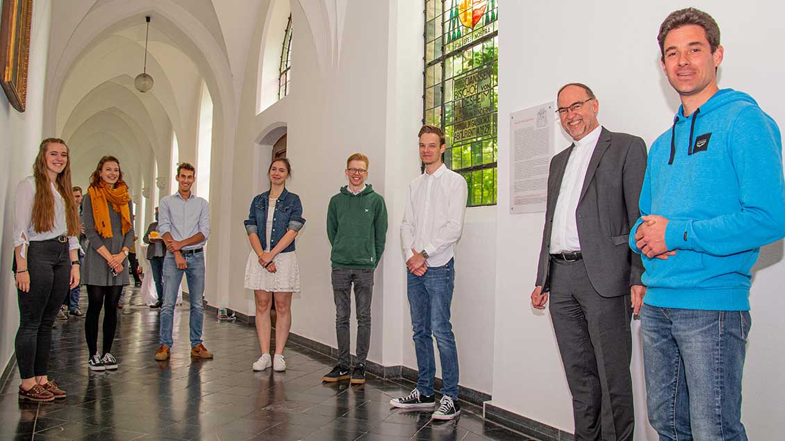Die Schülerinnen und Schüler des Leistungskurses Religion mit ihrem Lehrer Dr. Mathias Henkel und Weihbischof Rolf Lohmann.