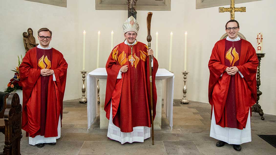 Jan Tasler (links) und Fabian Guhr (rechts) nach der Priesterweihe durch Bischof Felix Genn. 
