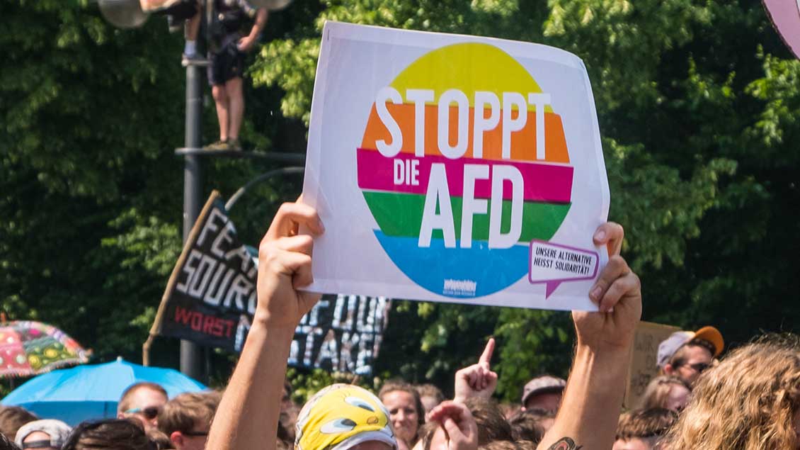 Plakat mit der Aufschrift "Stoppt die AfD"