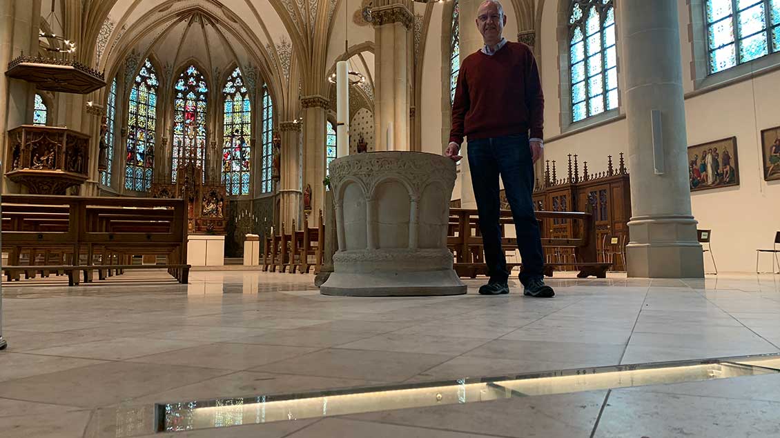 Über das leuchtende Bodenschaufenster in der Kirche St. Georg freut sich Pfarrer Peter Ceglarek, der am Sonntag aus Saerbeck verabschiedet wird.